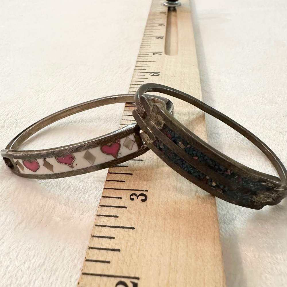2 VTG Mexico Child’s Hinged Bangle Bracelet Inlaid Shell Heart & Crushed Stone - Picture 2 of 7